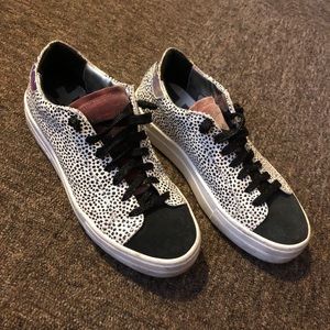 P448 Thea Sneaker in Pepper color size 39